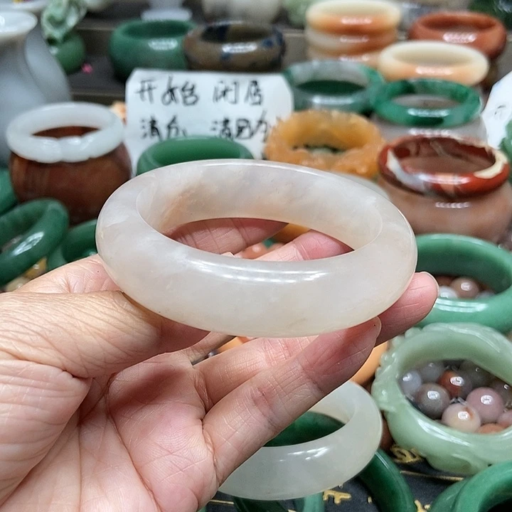 石英质玉手镯未镶嵌柠*