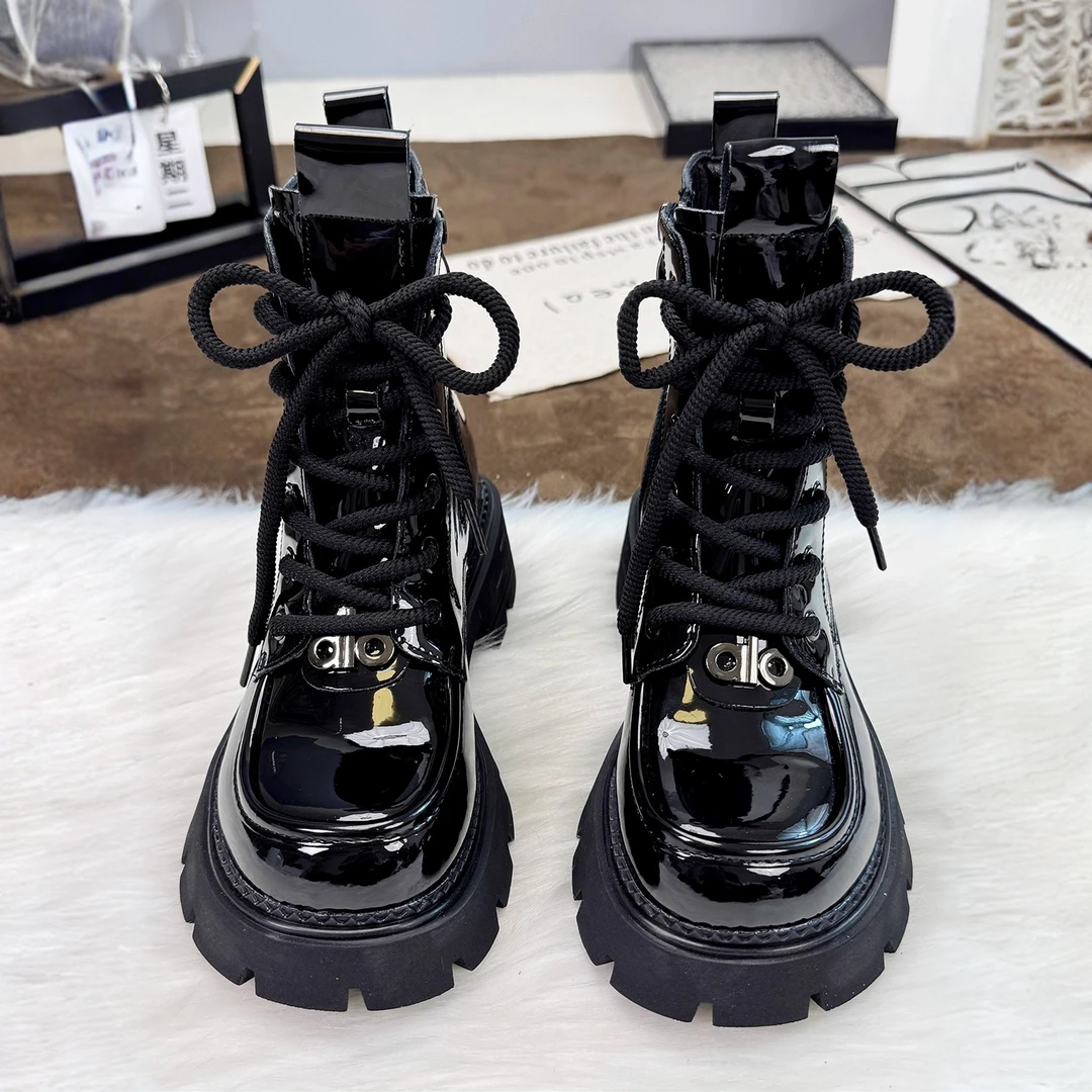 亮皮漆皮黑色马丁靴女2025冬季巨好看英伦风加绒保暖棉鞋小短靴女