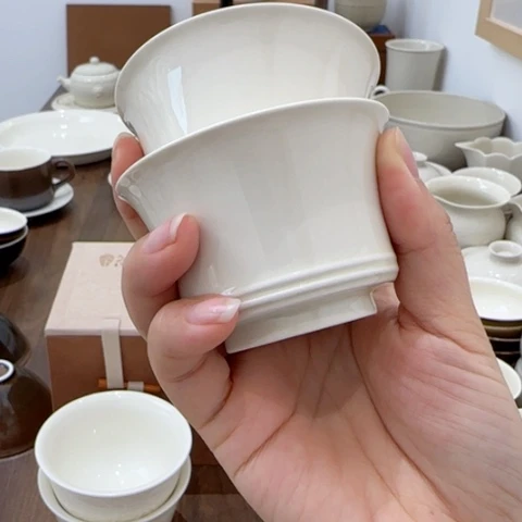 微瑕定瓷素面马蹄杯