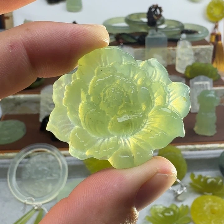 蛇纹石玉未镶嵌颈饰