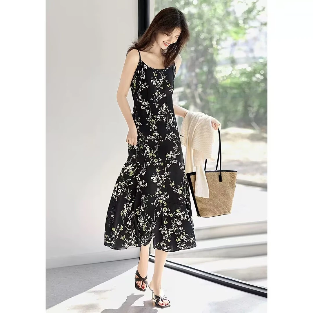 哥弟阿玛施正夏季新款气质优雅飘逸法式碎花高腰显瘦吊带连衣裙女