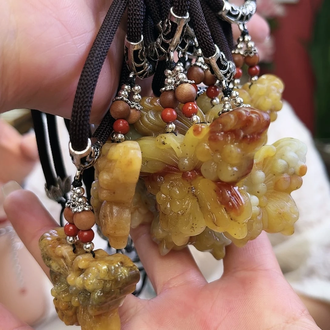 蛇纹石玉颈饰未镶嵌蝴蝶发其一
