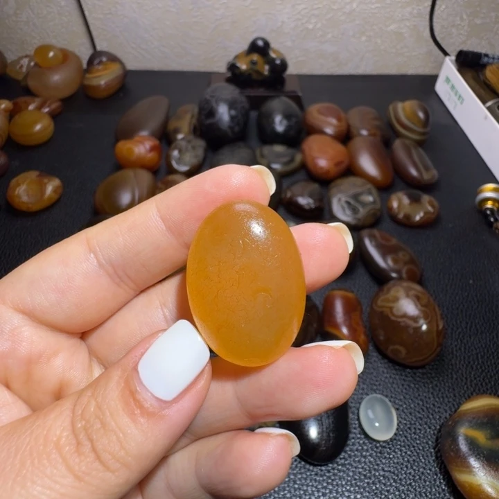 瓷片马达加斯加奇石手把件浮雕