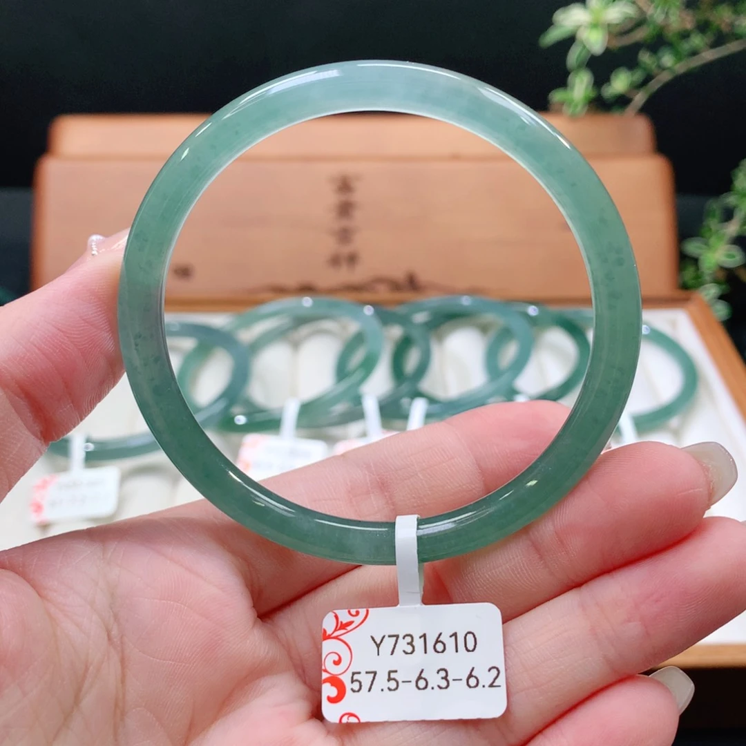 翡翠手镯未镶嵌天然