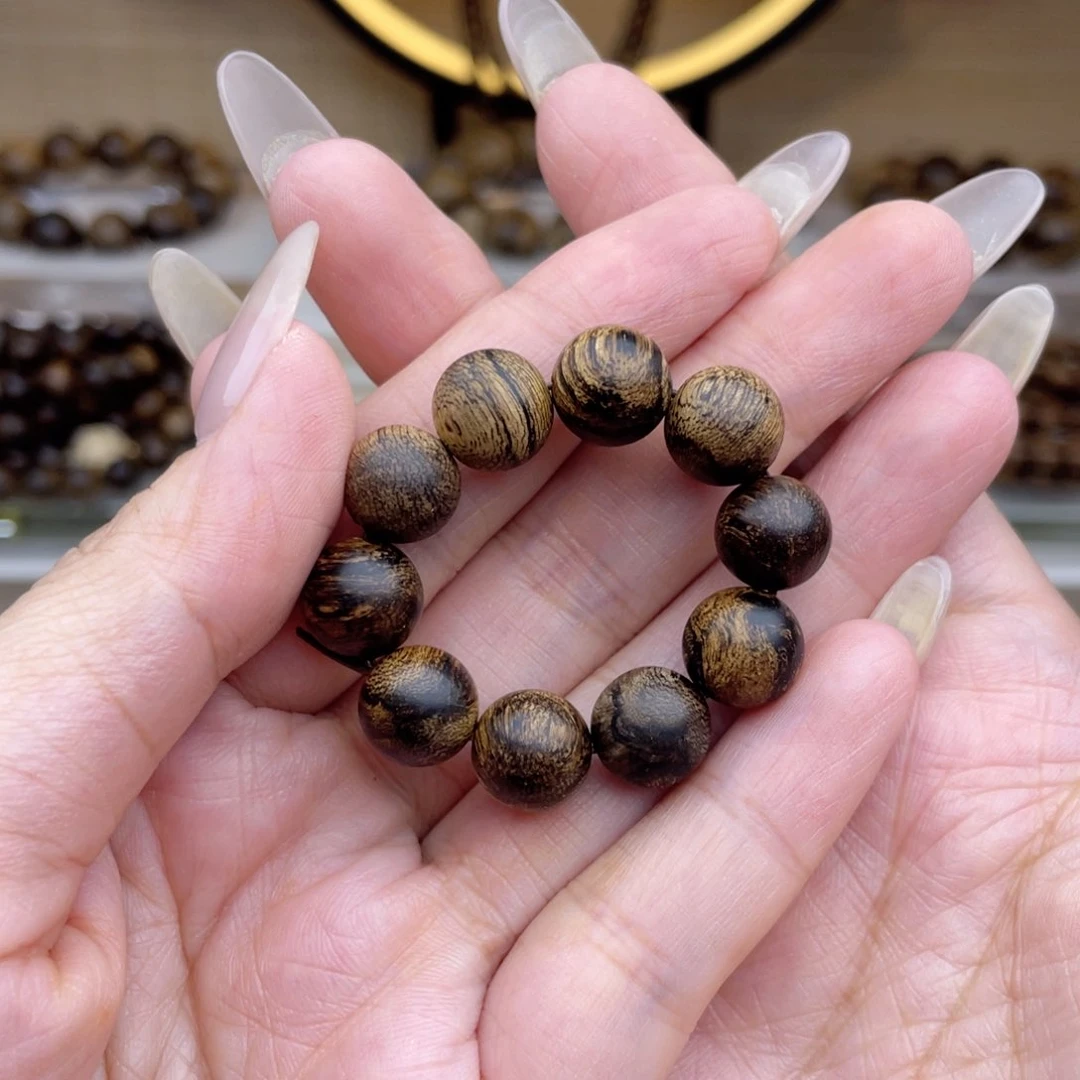 鱼***儿手串沉香芽庄白奇楠留疤