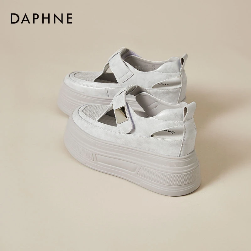 达芙妮10cm厚底内增高小白鞋女款2025夏季爆款松糕鞋包头凉鞋女鞋