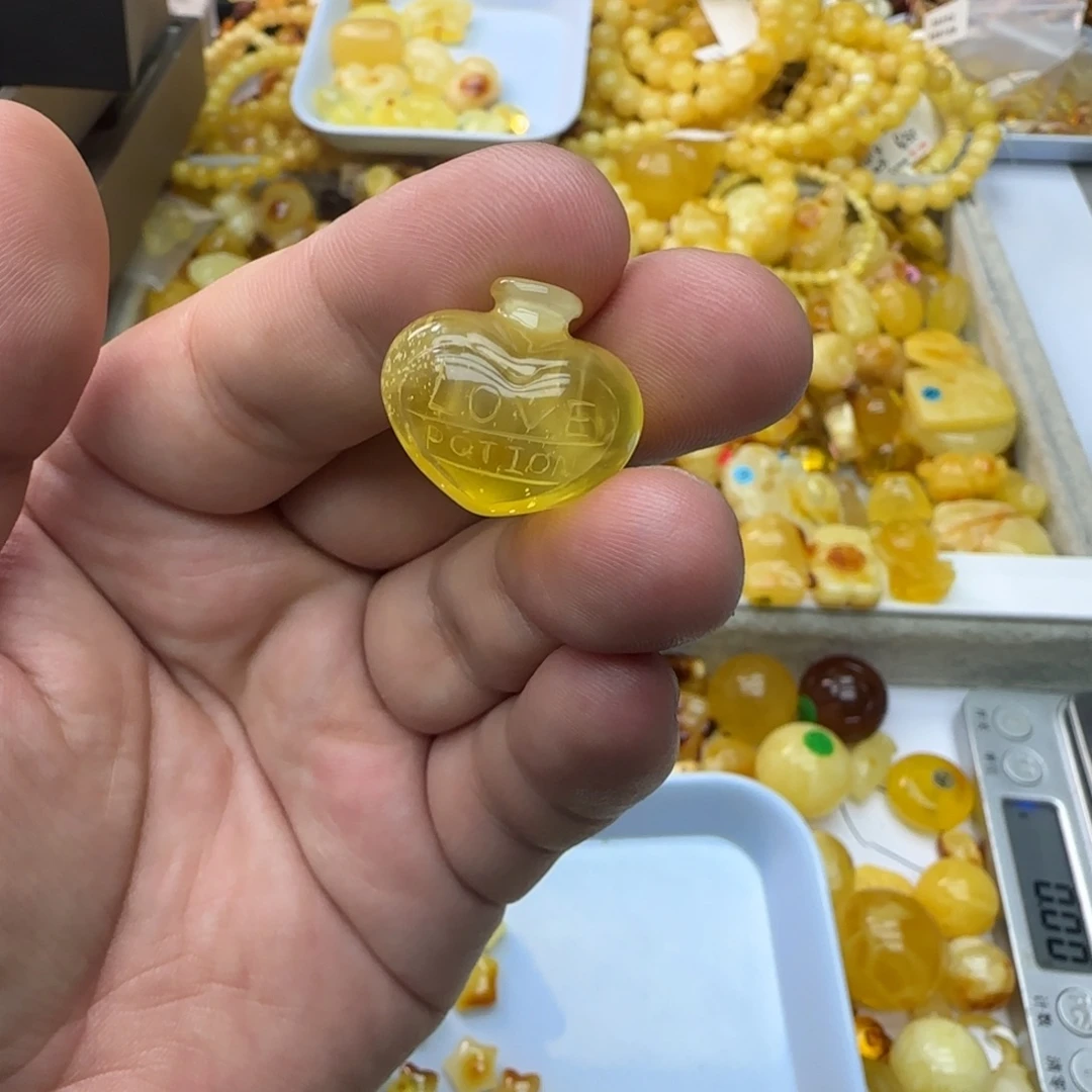 屑***修琥珀未镶嵌裸石开心