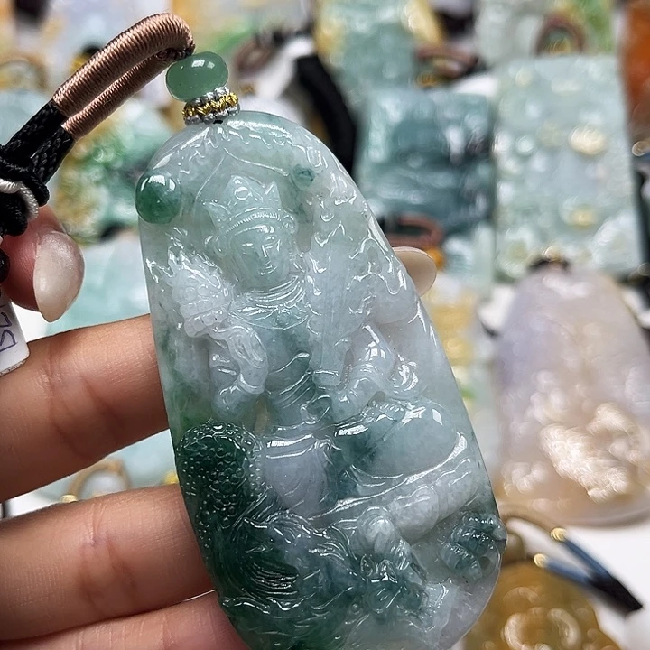 翡翠未镶嵌颈饰不动明王