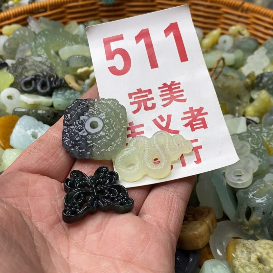 蛇纹石玉挂坠未镶嵌