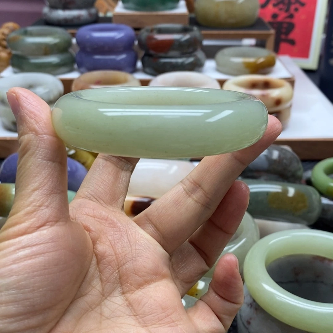 平***心石英岩玉手镯未镶嵌