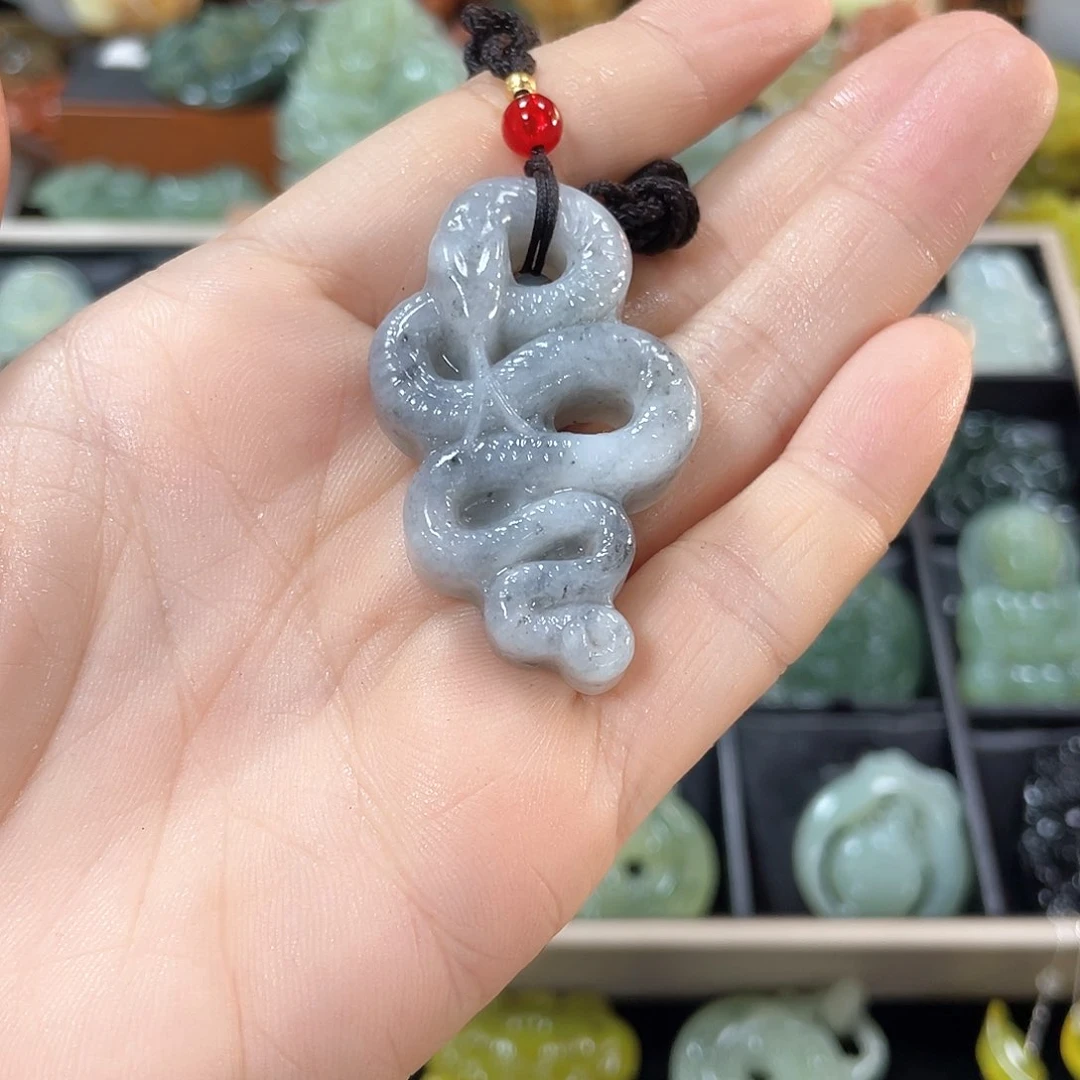 蛇纹石玉颈饰未镶嵌