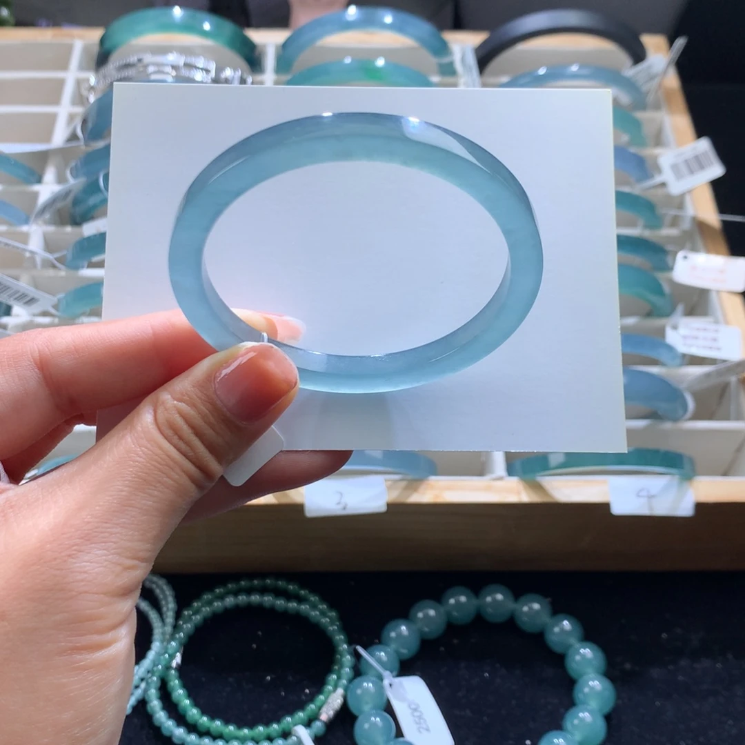 翡翠未镶嵌手镯冰蓝