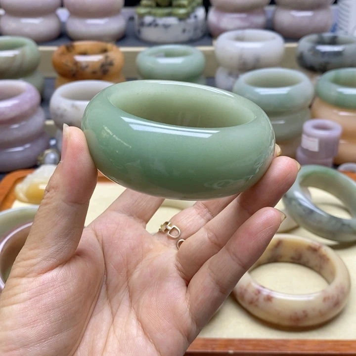 ঞ****未镶嵌手镯石英岩玉