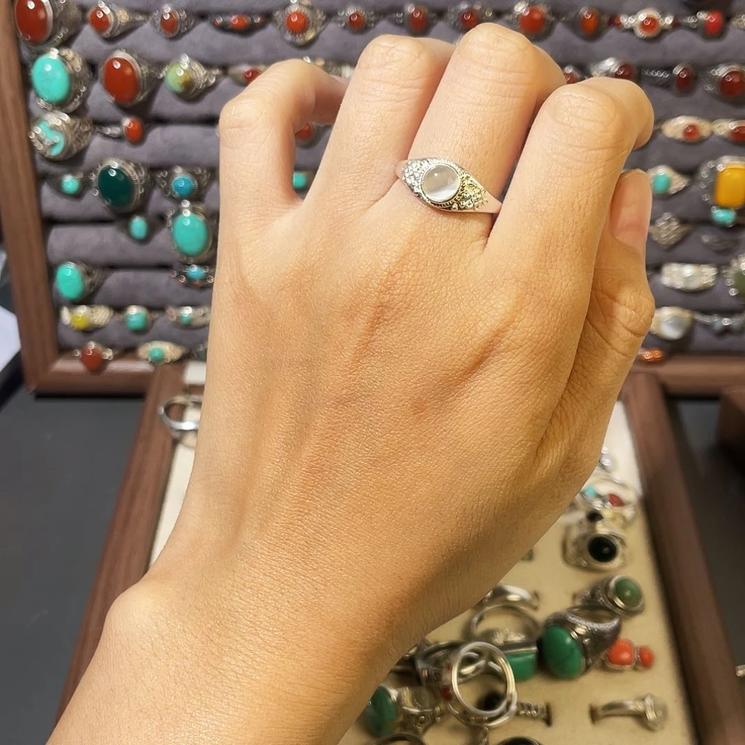 玻璃足银白色戒指