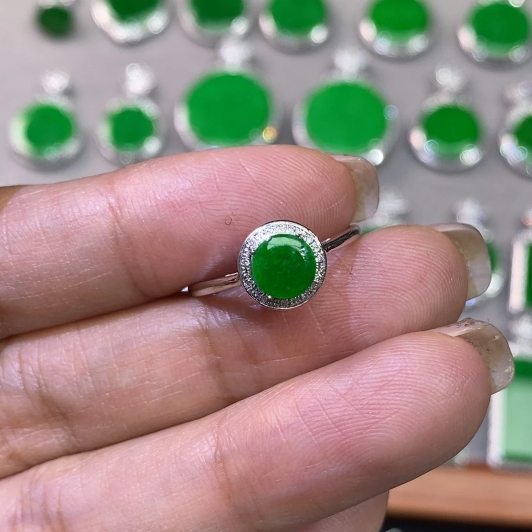 翡翠戒指18K金镶嵌樱***子戒指