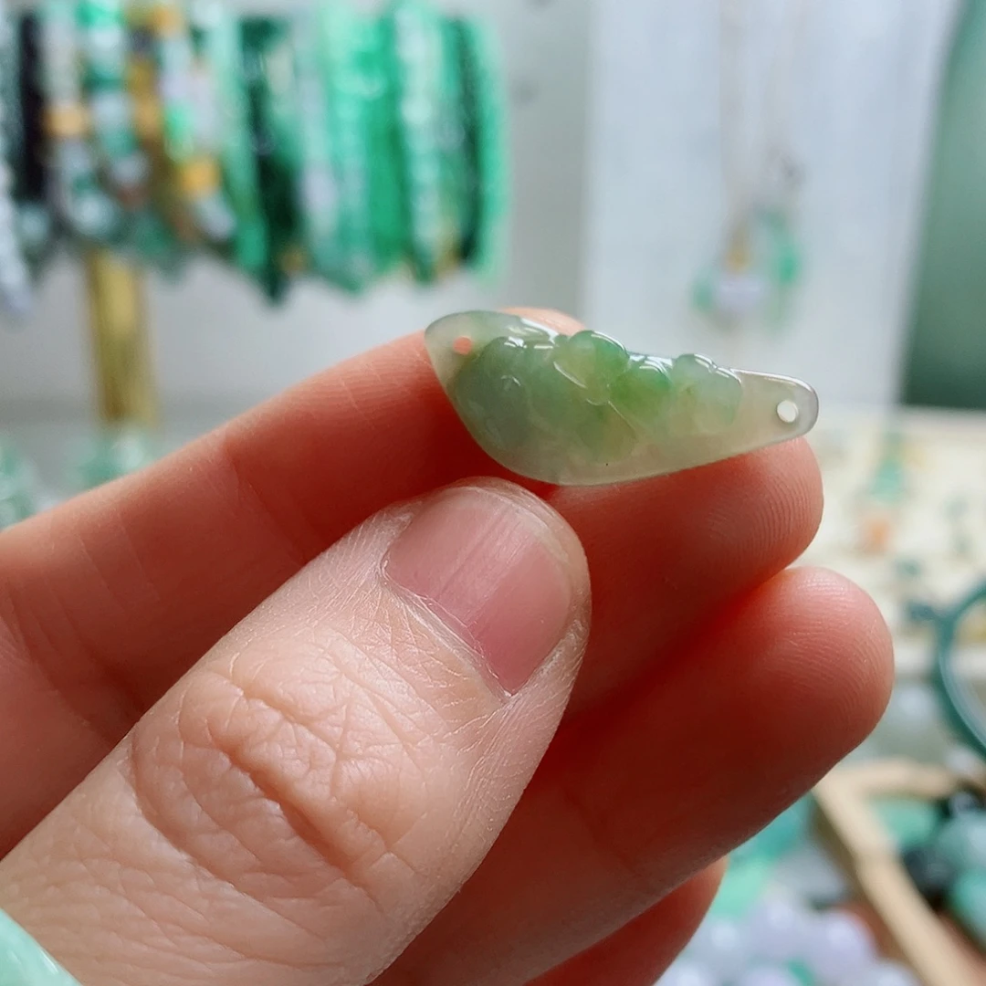 翡翠未镶嵌颈饰37