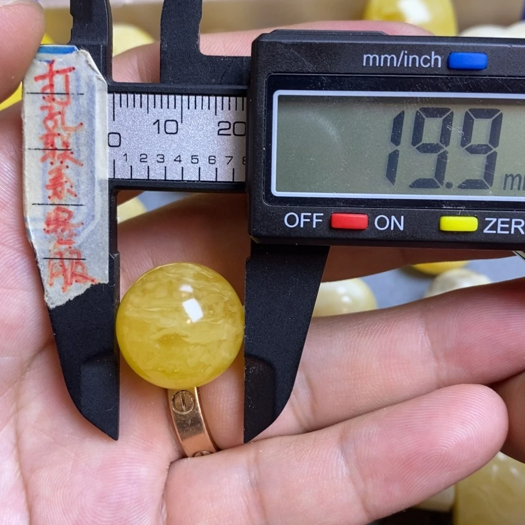 蜜蜡未镶嵌裸石19.9瑕疵圆珠默认直发