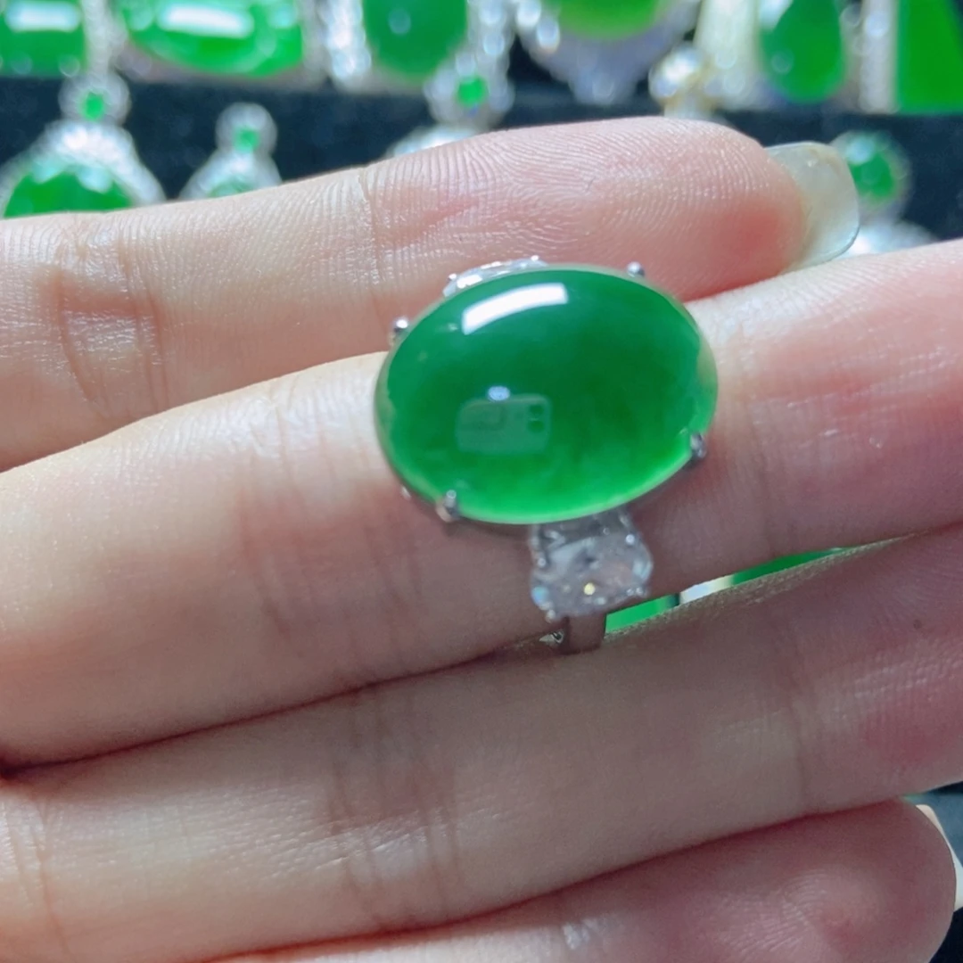 颈饰18K金镶嵌翡翠18。