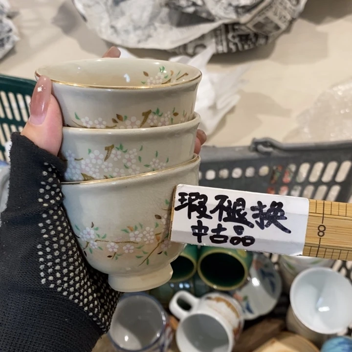 人们就在那里玩手机啊哈哈