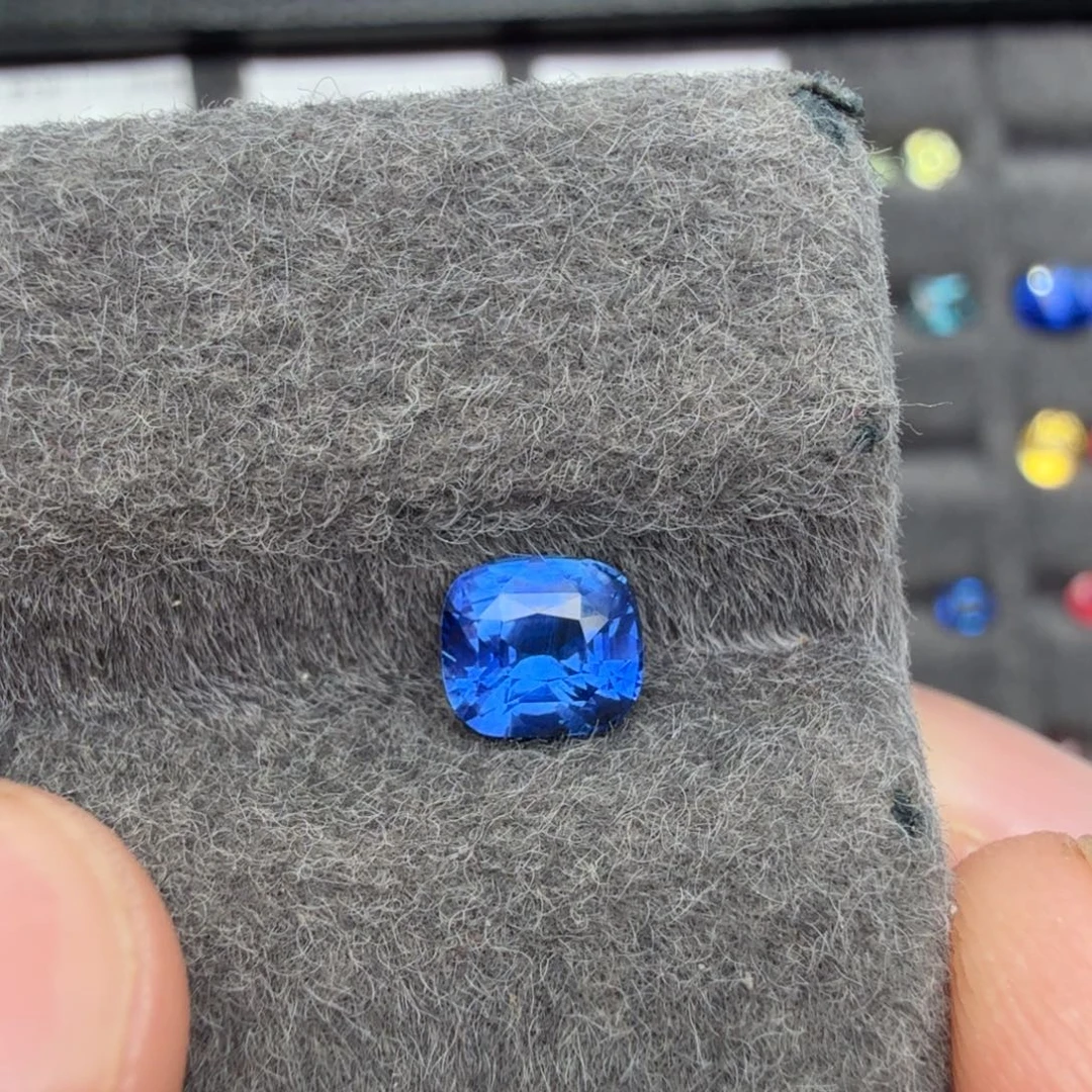 蓝宝石裸石1.02克拉老烧