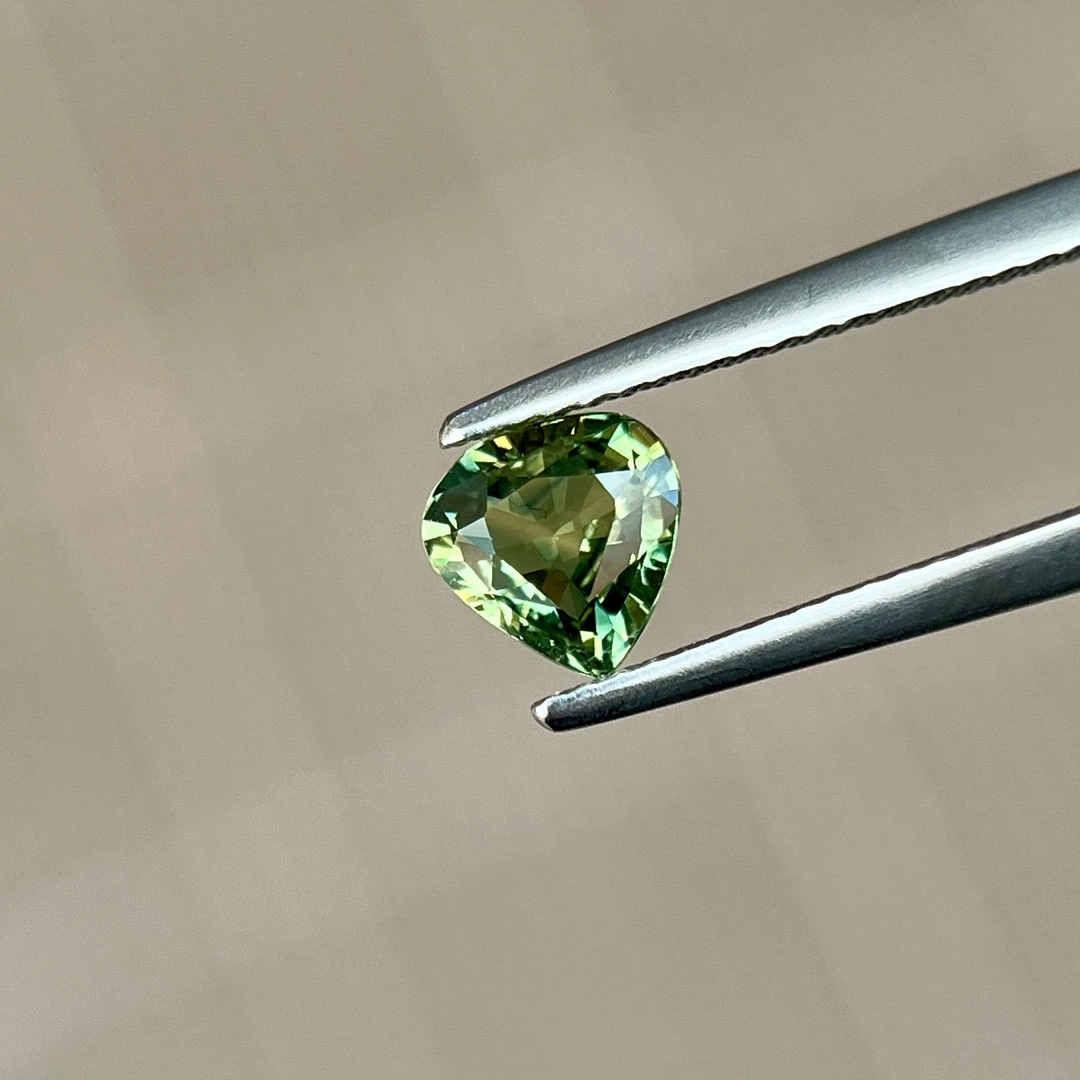 天然蓝宝石裸石精品  森林绿色火彩