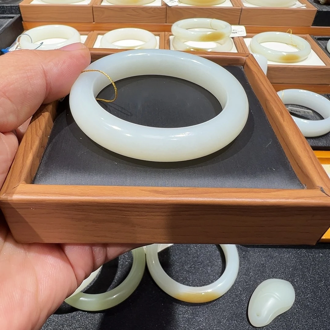 一***行和田玉未镶嵌手镯