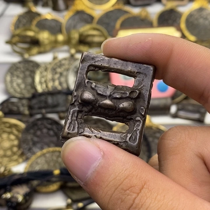 大***鱼铁藏式精美经扣挂牌