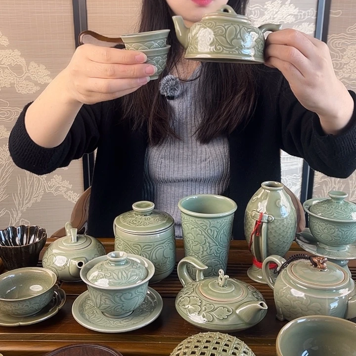青瓷缠枝莲花钟德壶加杯子