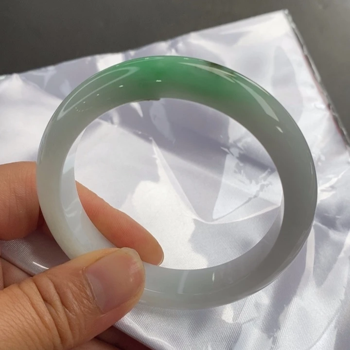 翡翠手镯未镶嵌56圈