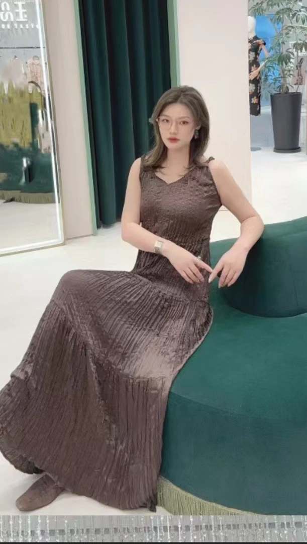 新中式品玉咖啡色褶皱V领显瘦气质长款吊带裙