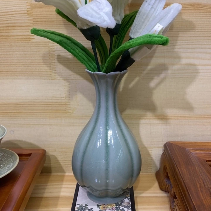 摆件青瓷花口瓜棱瓶