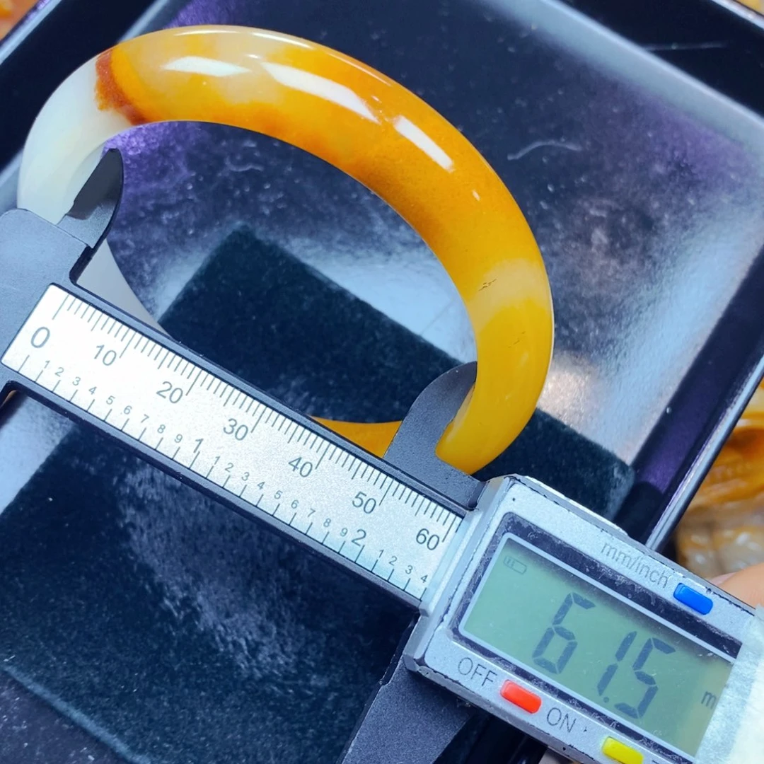 未镶嵌石英质玉（黄龙玉）颈饰