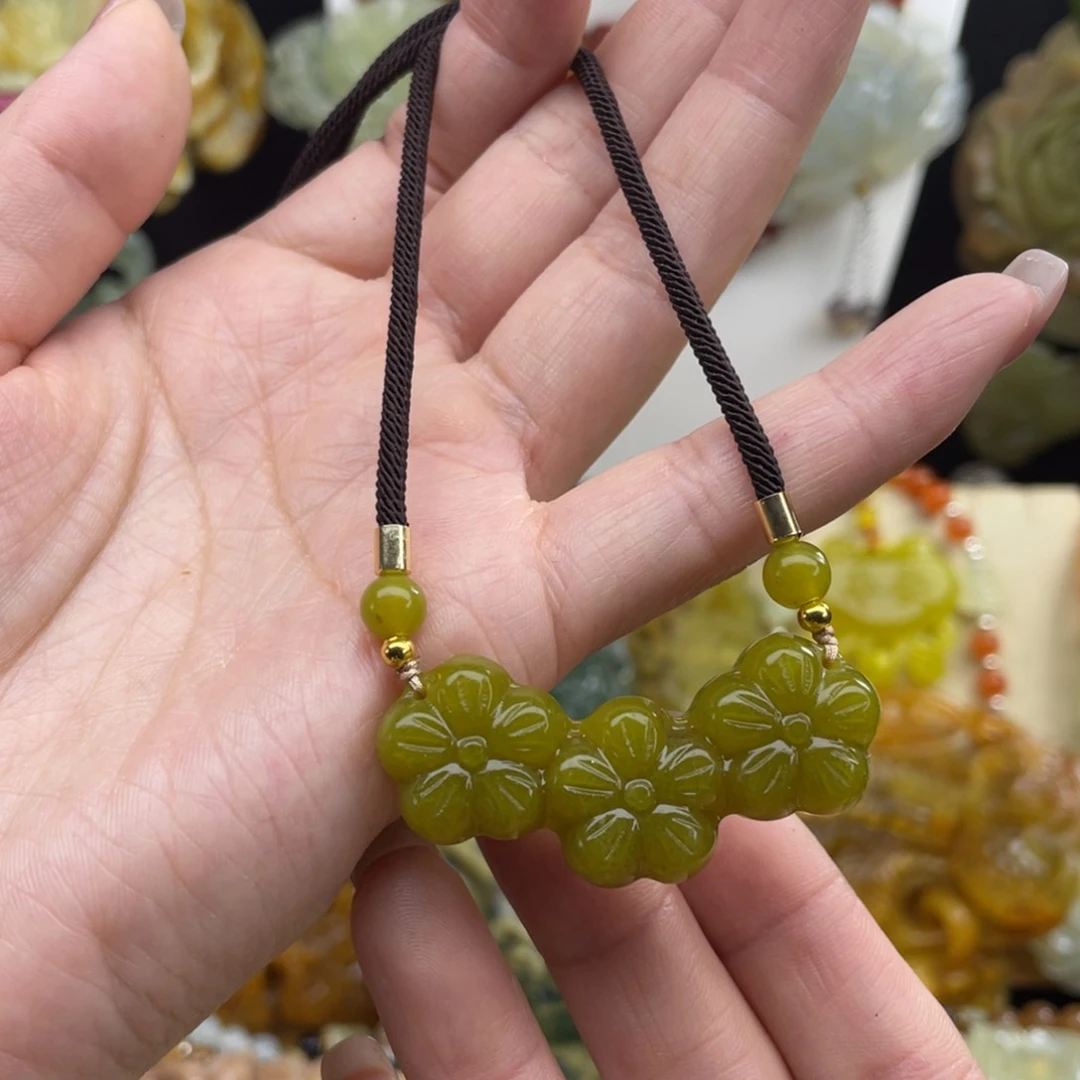 蛇纹石玉未镶嵌颈饰