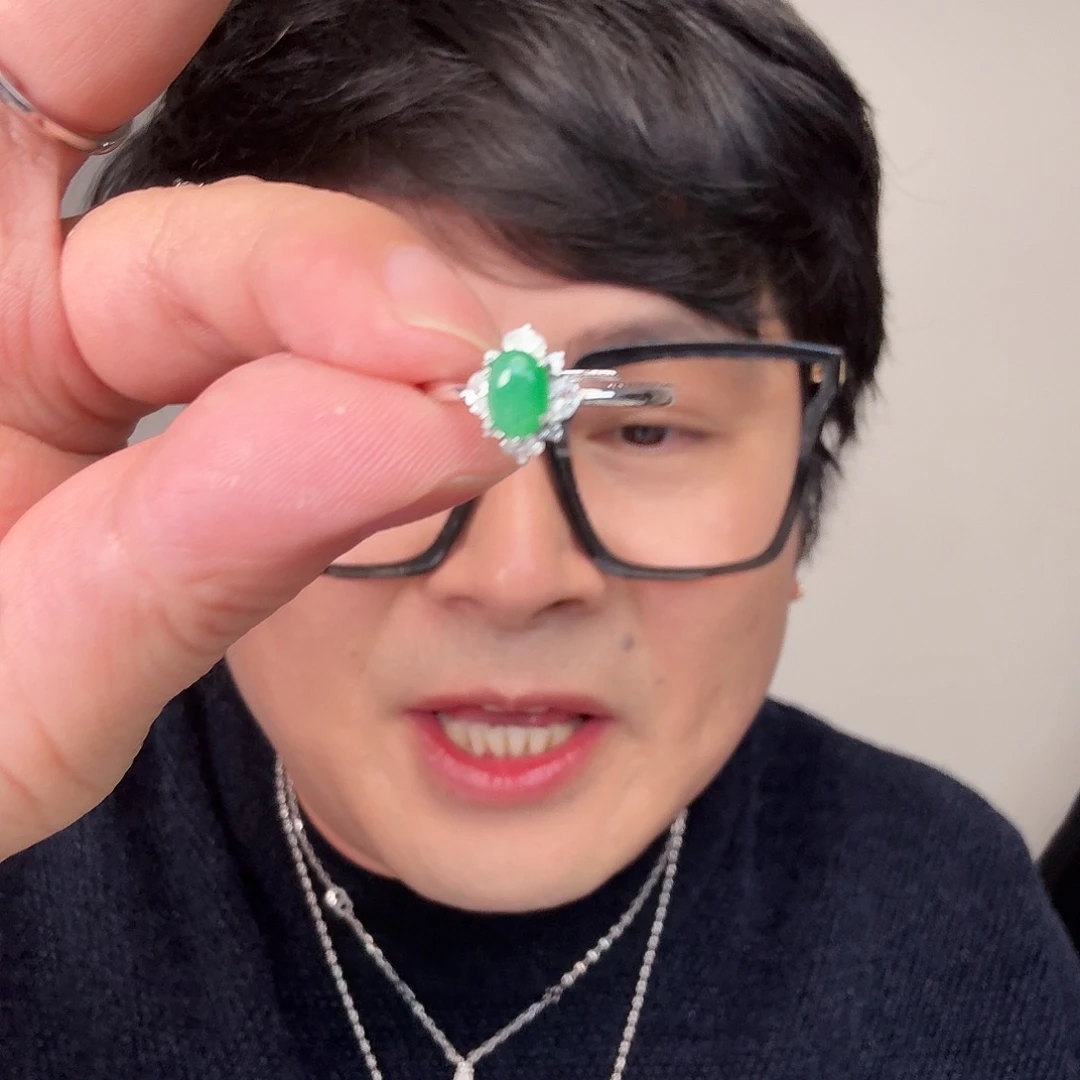 翡翠未镶嵌颈饰一件