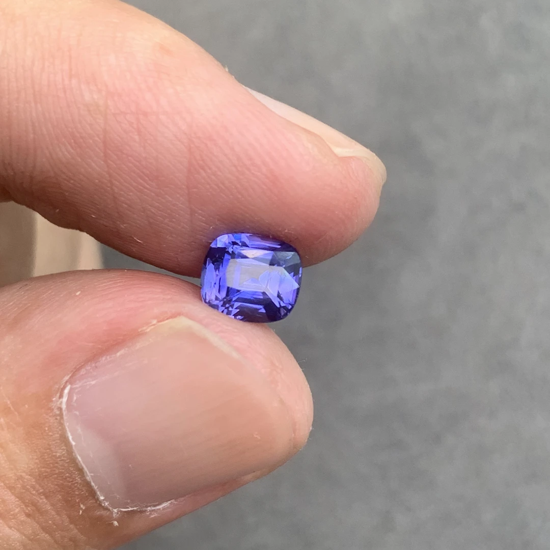 1.66ct蓝紫色蓝宝石