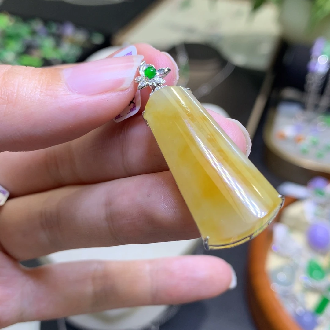 颈饰18K金镶嵌翡翠