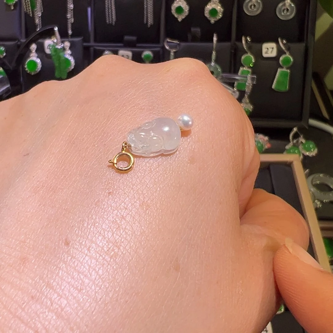 翡翠18K金镶嵌颈饰吊坠