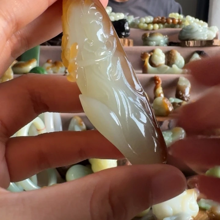 颈饰未镶嵌和田玉（糖玉）