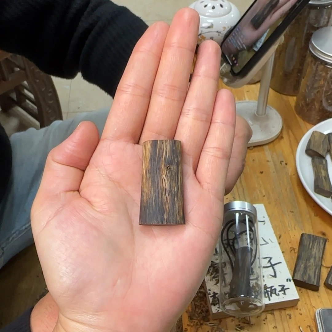 沉香吊坠素牌绿奇5.3克