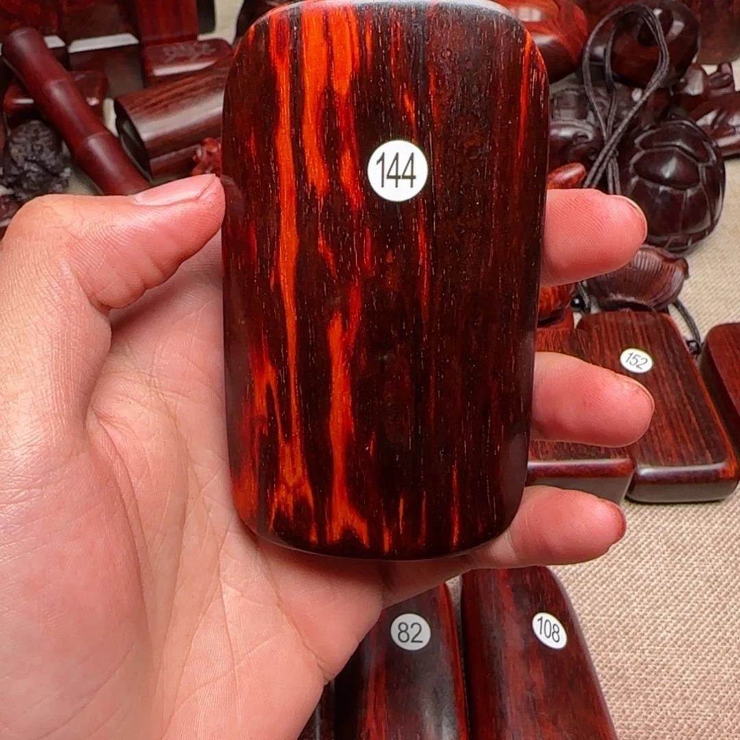 檀香紫檀（小叶紫檀）向**木
