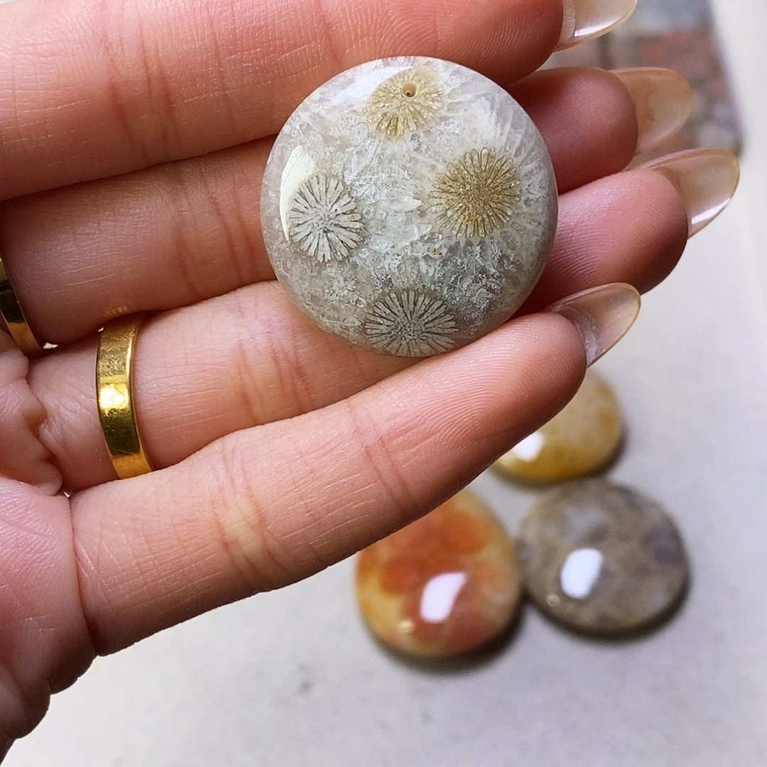 合金颈饰硅化玉奶***甜