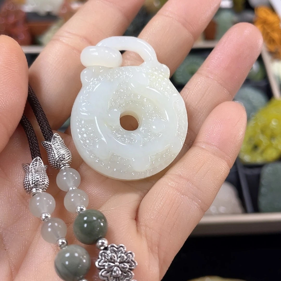 蛇纹石玉颈饰合金