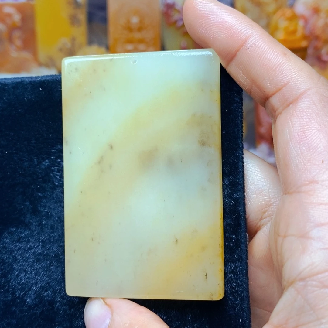 未镶嵌石英质玉（黄龙玉）颈饰