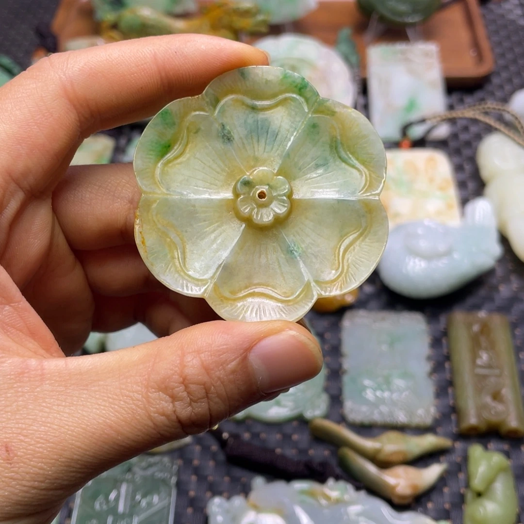 用***2翡翠未镶嵌颈饰翡翠颈饰未镶嵌