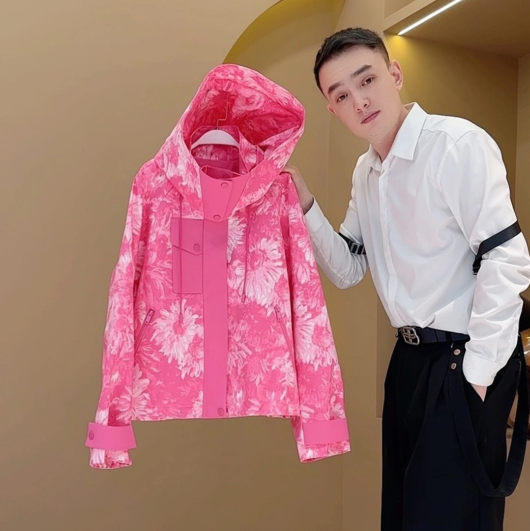 【韩哥女装】2025春季《尘侵粉色微》粉色印花插肩袖连帽外套6123A