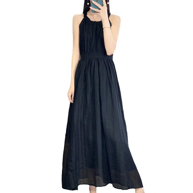 收腰连衣裙海滩新款显瘦2025吊带挂脖气质女士度假风感
