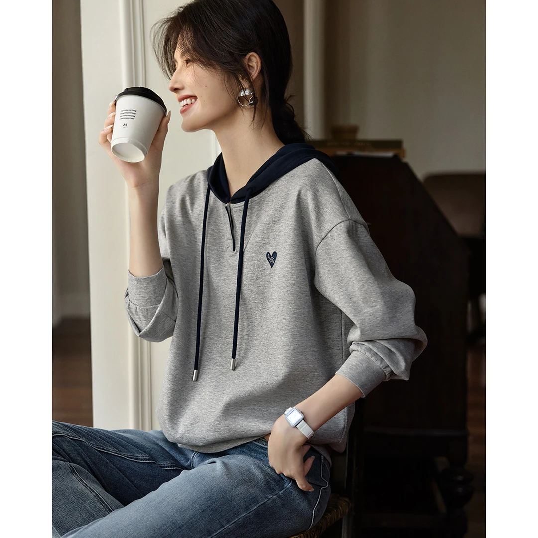 百搭轻休闲刺绣爱心拼色连帽卫衣2025秋刺绣拼色连帽卫衣