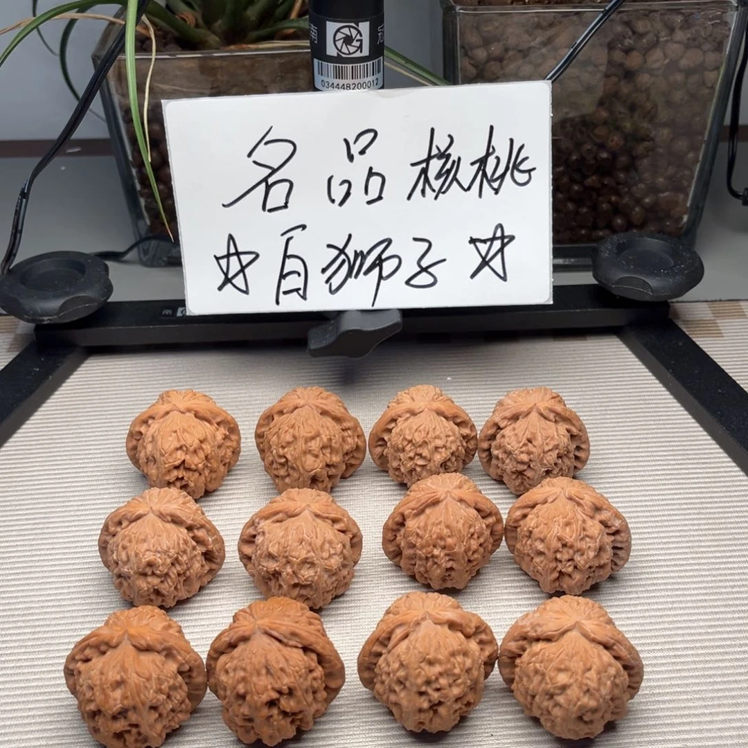 文玩核桃吊坠白狮子