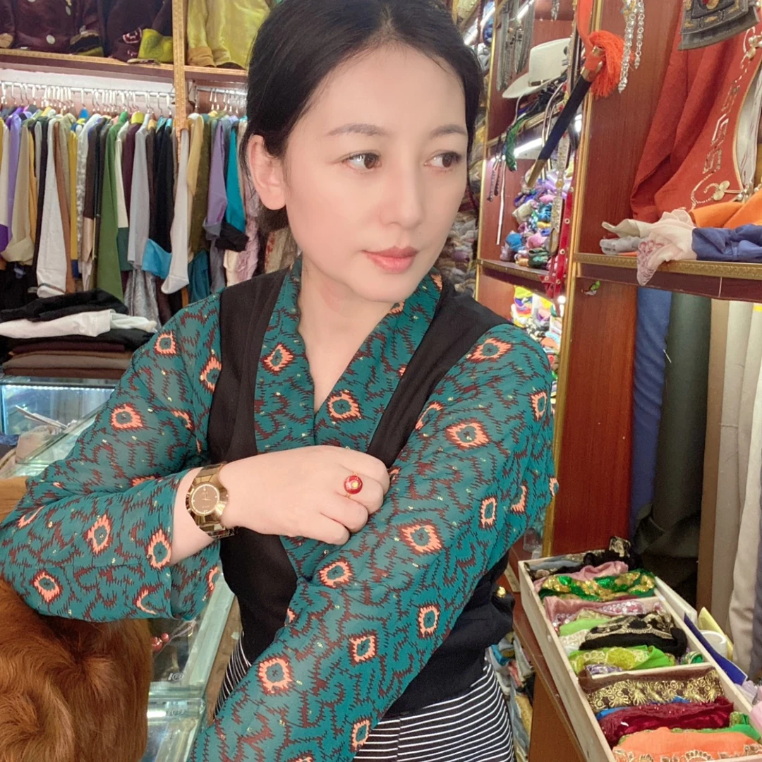 雪峰缘服装店翻领衬衣
