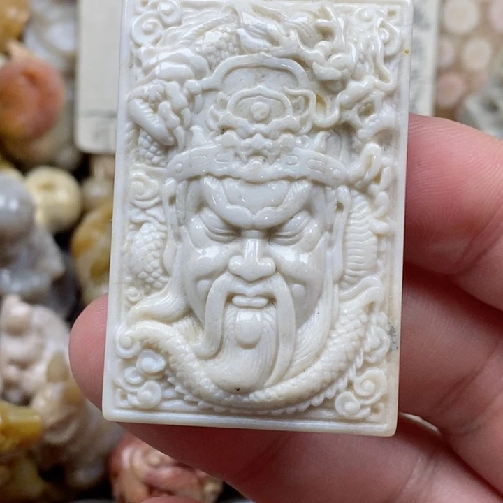 颈饰未镶嵌硅化珊瑚（珊瑚玉）